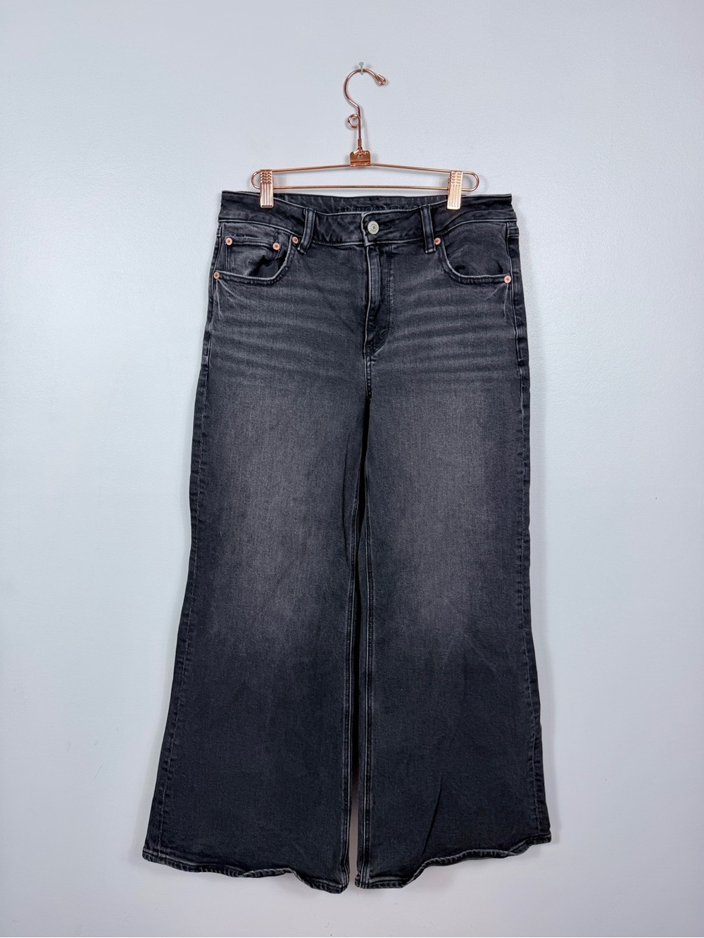 American Eagle black denim stretch hi rise wide leg flare jeans size 8 short